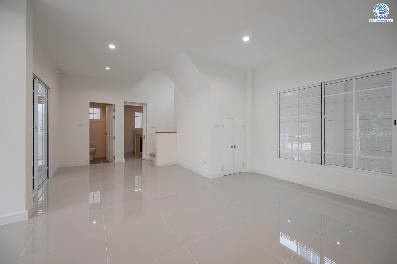 บ้านมือสองตกแต่งใหม่ โครงการ ธนาสิริ ราชพฤกษ์-ท่าน้ำนนท์ เนื้อที่ 50.5 ตร.ว. ฟังก์ชัน 3 ห้องนอน 4 ห้องน้ำ 1 ห้องแม่บ้าน จอดรถได้ 2 คัน บนทำเลดี วิวสวนส่วนกลาง ติดถนนใหญ่ เชื่อมต่อหลายเส้นทาง ใกล้รถไฟฟ้าสายสีม่วง "สถานีไทรม้า" เซ็นทรัลรัตนาธิเบศร์ พร้อมสิ่งอำนวยความสะดวกมากมาย